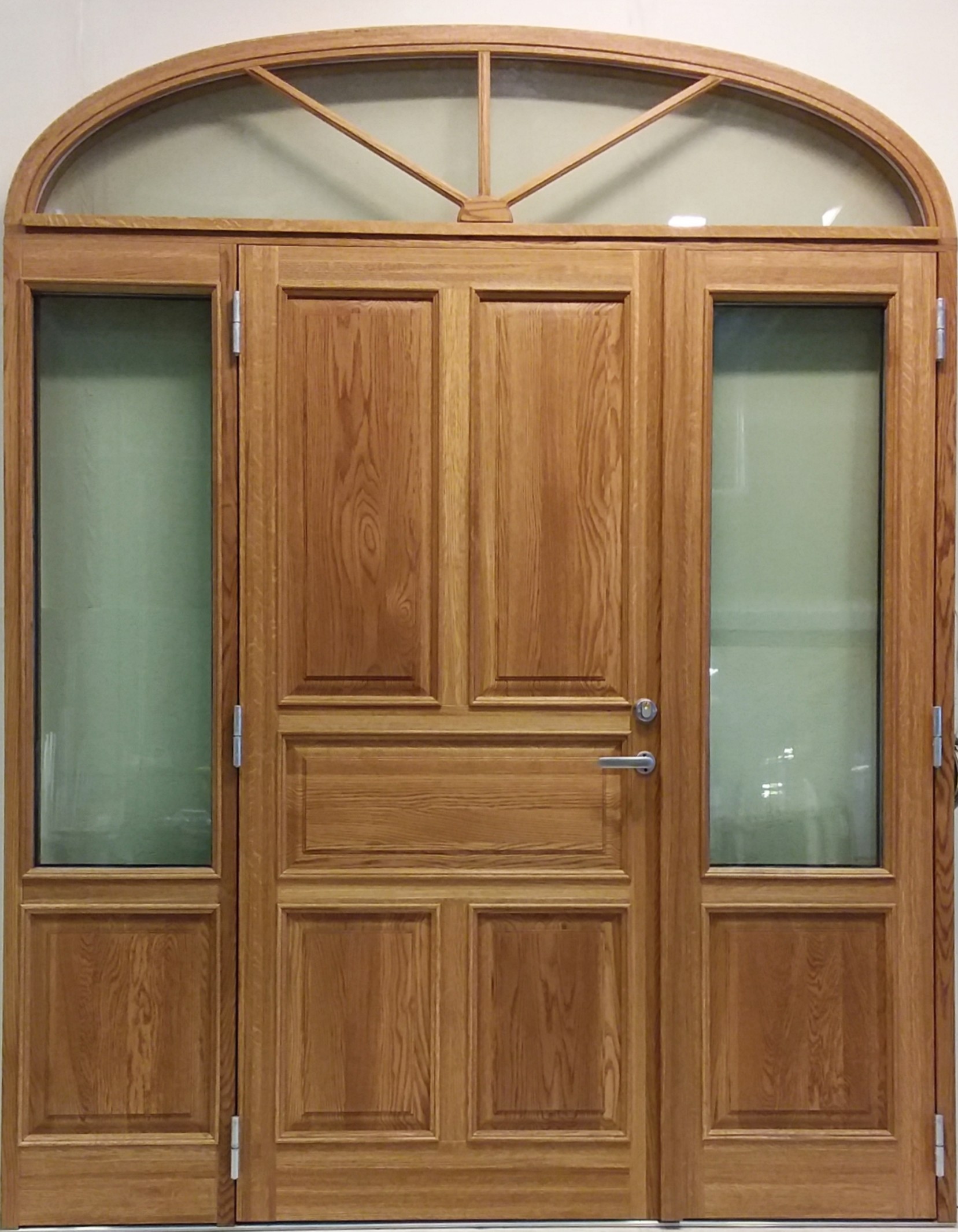 Hoved%C3%B8r%20med%20sidefelt%20og%20buet%20overlys%20%20eik%2C%2033496%20Bob%20Befas%20(1)