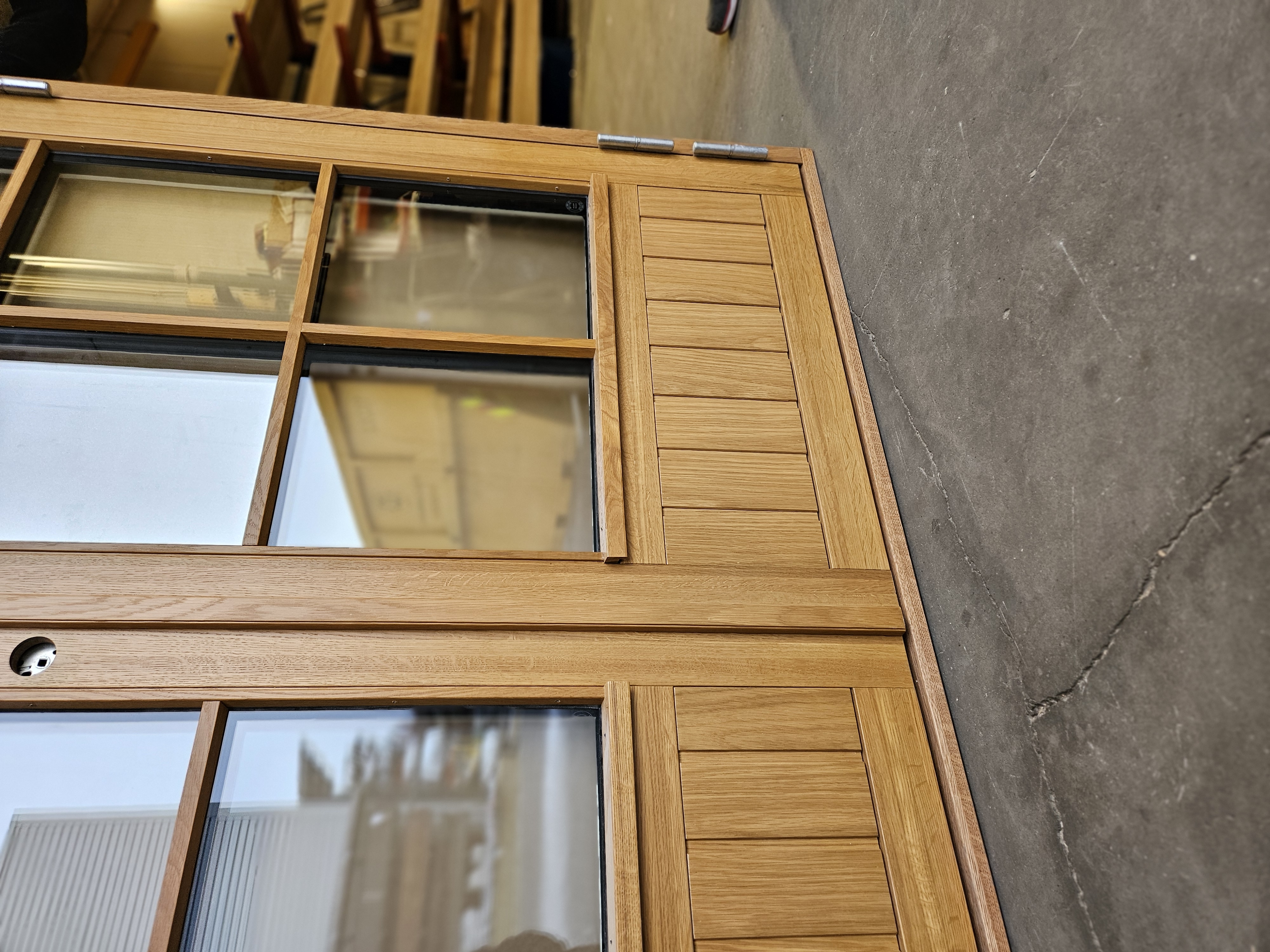 2-fl%C3%B8yet%20d%C3%B8r%20med%20skyggepanel%20og%20p%C3%A5limte%20sprosser