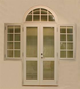 balkongd%C3%B8r%20240%20med%20buet%20overlys%20og%20sidevinduer%20malt