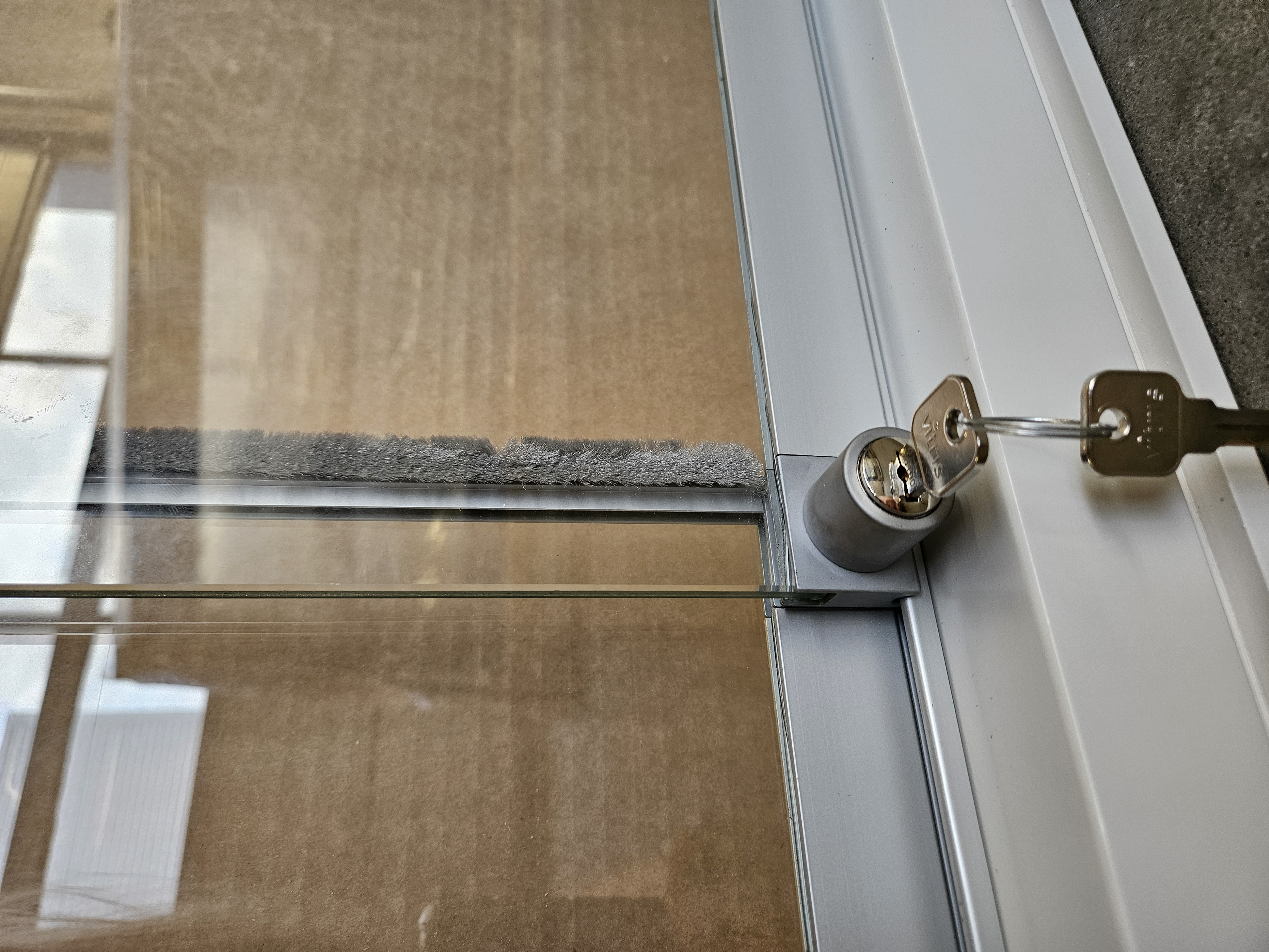 innv%20skyveluke%20detalje%20l%C3%A5s