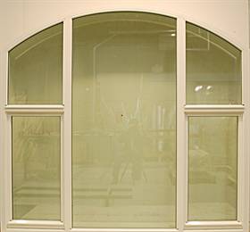 buevindu%205-fags%20med%20lukkbare%20rammer%20til%20sidene%20nede%20utadg%C3%A5ende